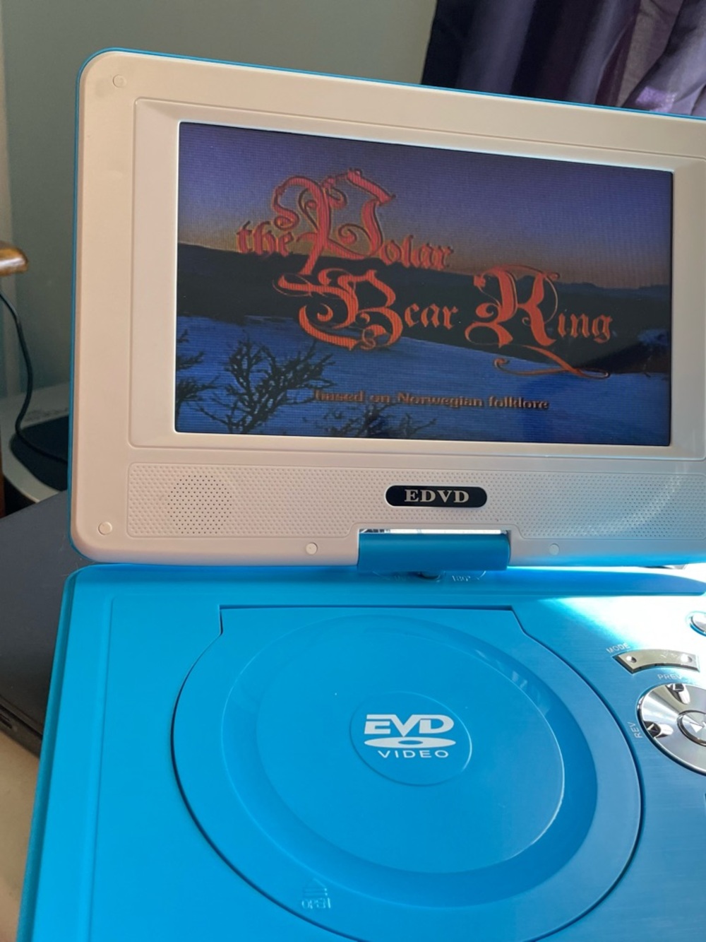 Portable DVD Player - Blue - 7" Swivel Screen.  Item. # 11465
